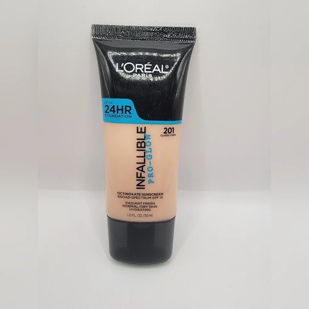 NWT L'oreal Infallible Pro-Glow Foundation - Classic Ivory